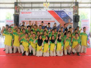 Perwakilan Shar Indonesia bersama siswa Sharp class SMKN 1 Blitar