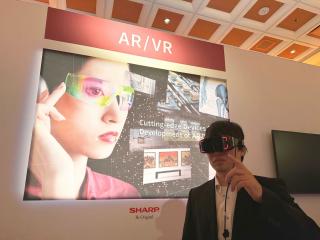 Pengunjung sedang mencoba VR Sharp 