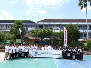Perwakilan Sharp berfoto bersama peserta dan jaajran guru SMAN 6 Palembangg