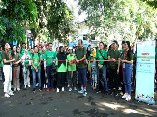 Perwakilan Sharp meresmikan Funwalk