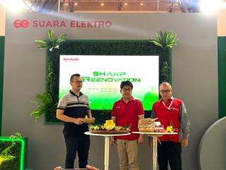 perwakilan Sharp memotong tumpeng di acar Sharp Greenovation