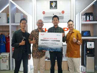 Sharp Indonesia memberikan bantuan korban gunung meletus