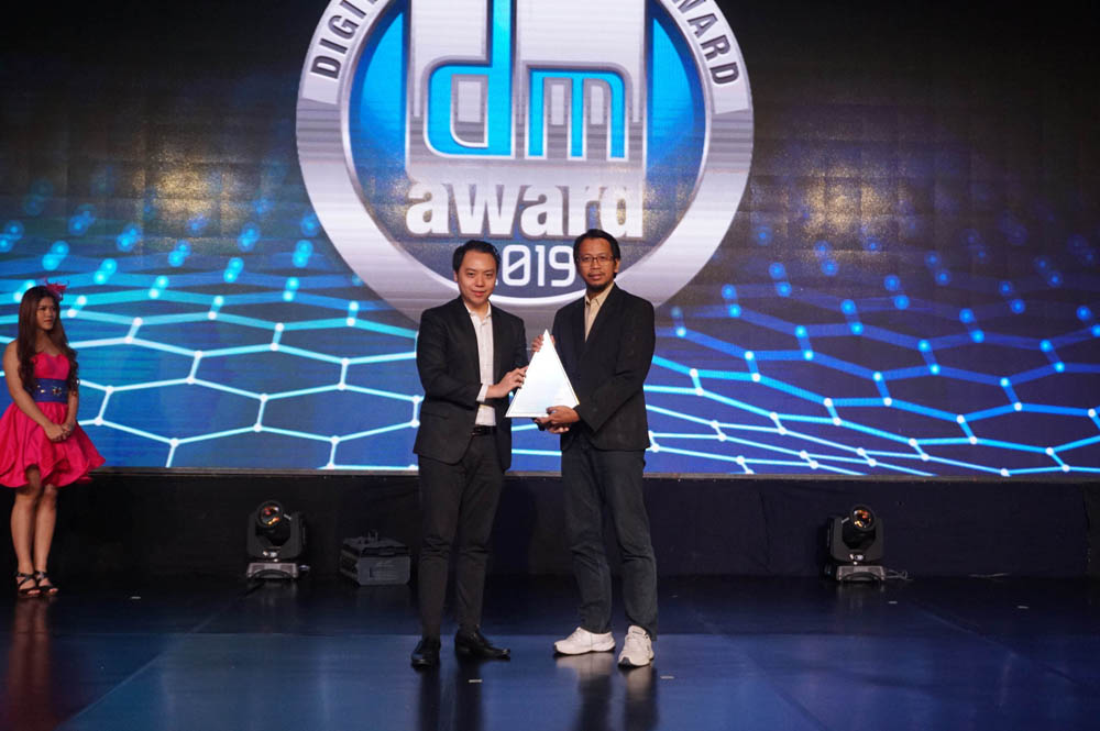 001%20-%20Ponco%20Satrio%20(kanan%20-%20Asst.%20Manager%20Digital%20PT%20SEID)%20terima%20penghargaan%20Digital%20Marketing%20Awards%202019%20(2).JPG