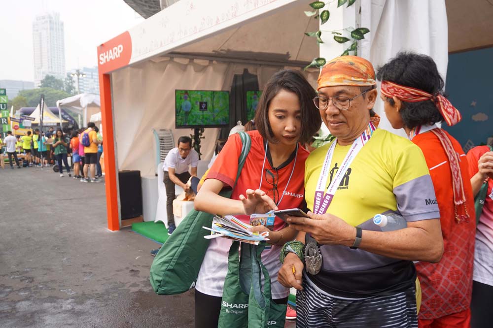 001%20-%20Tim%20Sharp%20Indonesia%20mengajak%20peserta%20Jakarta%20Marathon%202019%20untuk%20mengunggah%20foto%20lari%20sekaligus%20menjelaskan%20pentingnya%20penggunaan%20tas%20ramah%20lingkungan.JPG