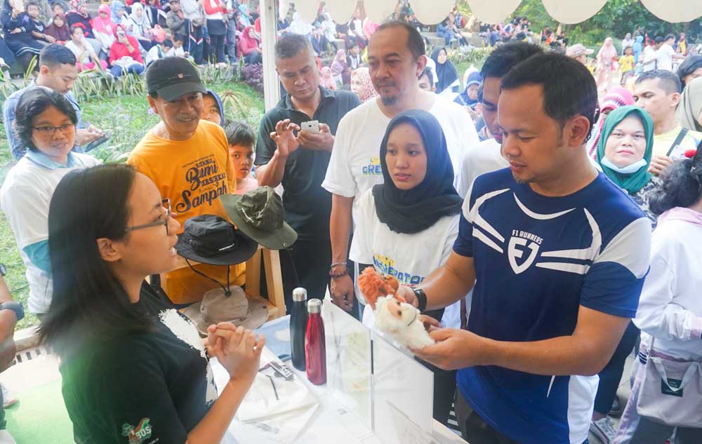 003%20-%20Bima%20Arya%20(Walikota%20Bogor)%20menyambangi%20salah%20satu%20booth%20NGO%20yaitu%20Borneo%20Orangutan%20Survival%20Foundation%20-%20bersama%20Presiden%20SHARP%20Greenerator%2C%20Manajemen%20SEID%2C%20dan%20Kepala%20DLH%20Bogor_0.jpg