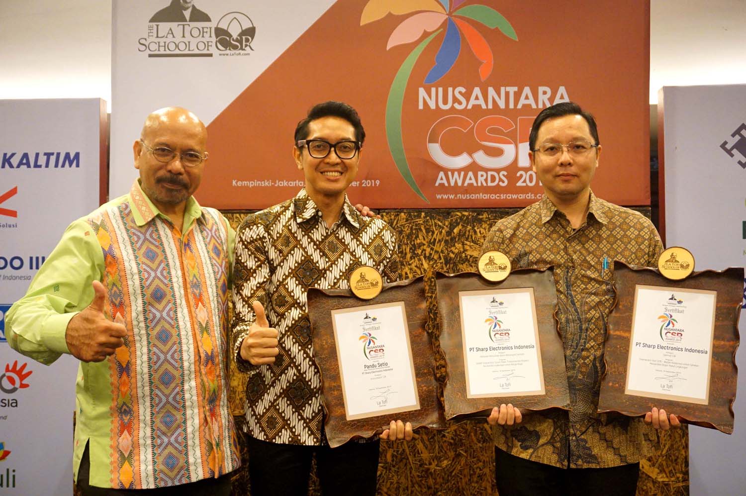 047%20-%20Agus%20Soewadji%20(kanan%20-%20AGM%20Marcomm%20Sharp%20Indonesia)%20bersama%20Pandu%20Setio%20(Senior%20PR%20%26%20Brand%20Communications%20Manager%20Sharp%20Indonesia)%20menerima%20penghargaan%20dari%20The%20La%20Tofi%20School%20of%20CSR_0.jpg