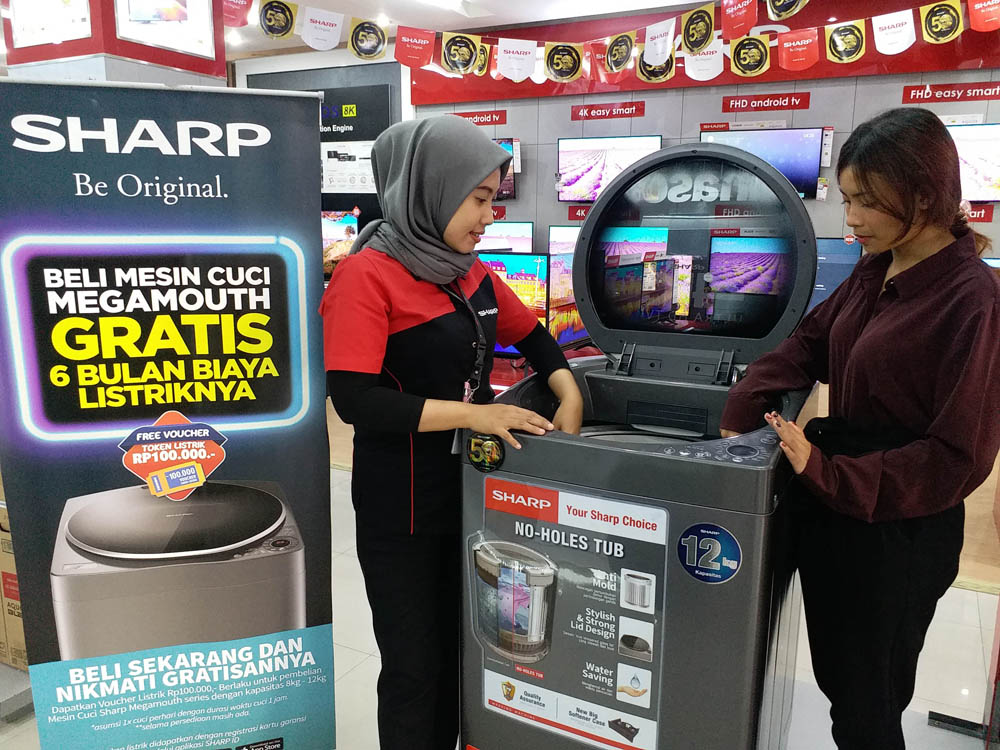 057%20-%20Konsumen%20mengecek%20kondisi%20mesin%20cuci%20SHARPsekaligus%20promo%20token%20listrik%20yang%20berlangsung%20sejak%20awal%20November%202019.jpg