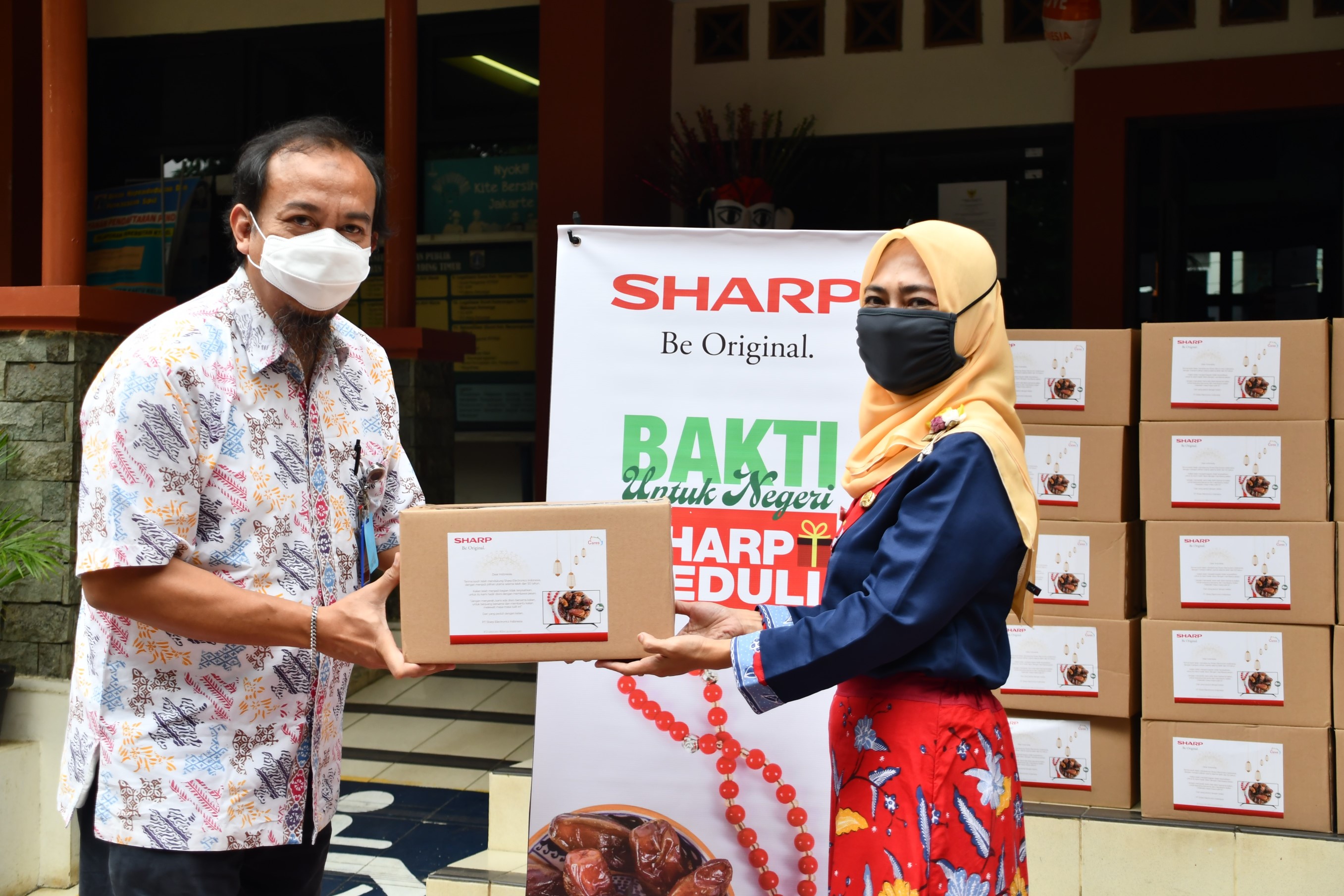 Pak%20Andri%20Memberikan%20Donasi%20Secara%20Simbolis%20ke%20Perwakilan%20Kelurahan%20Kelapa%20Gading.JPG
