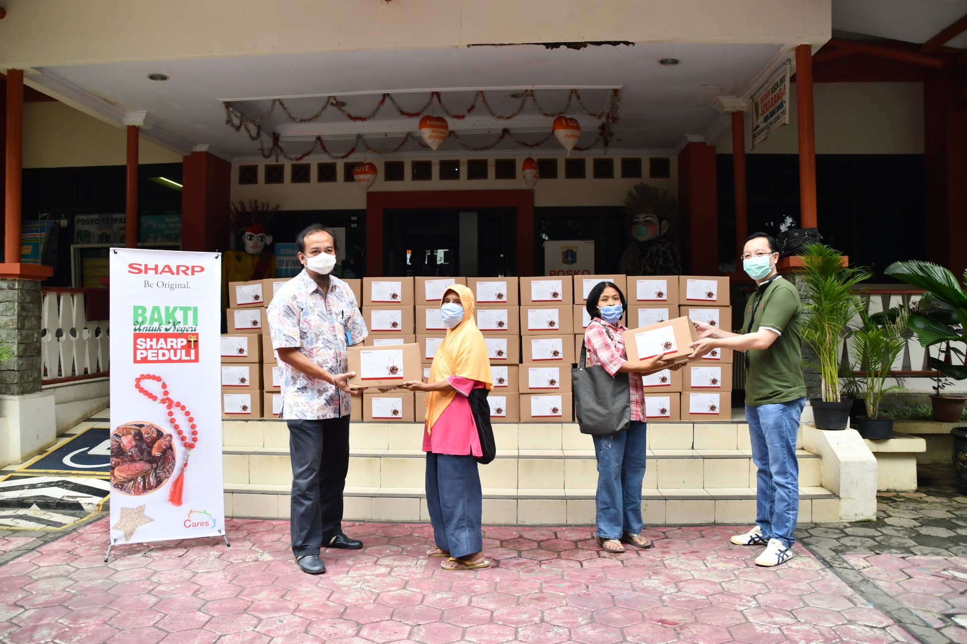 Pak%20Andri%20dan%20Pak%20Agus%20Memberikan%20Donasi%20Langsung%20ke%20Warga%20Terdampak.JPG