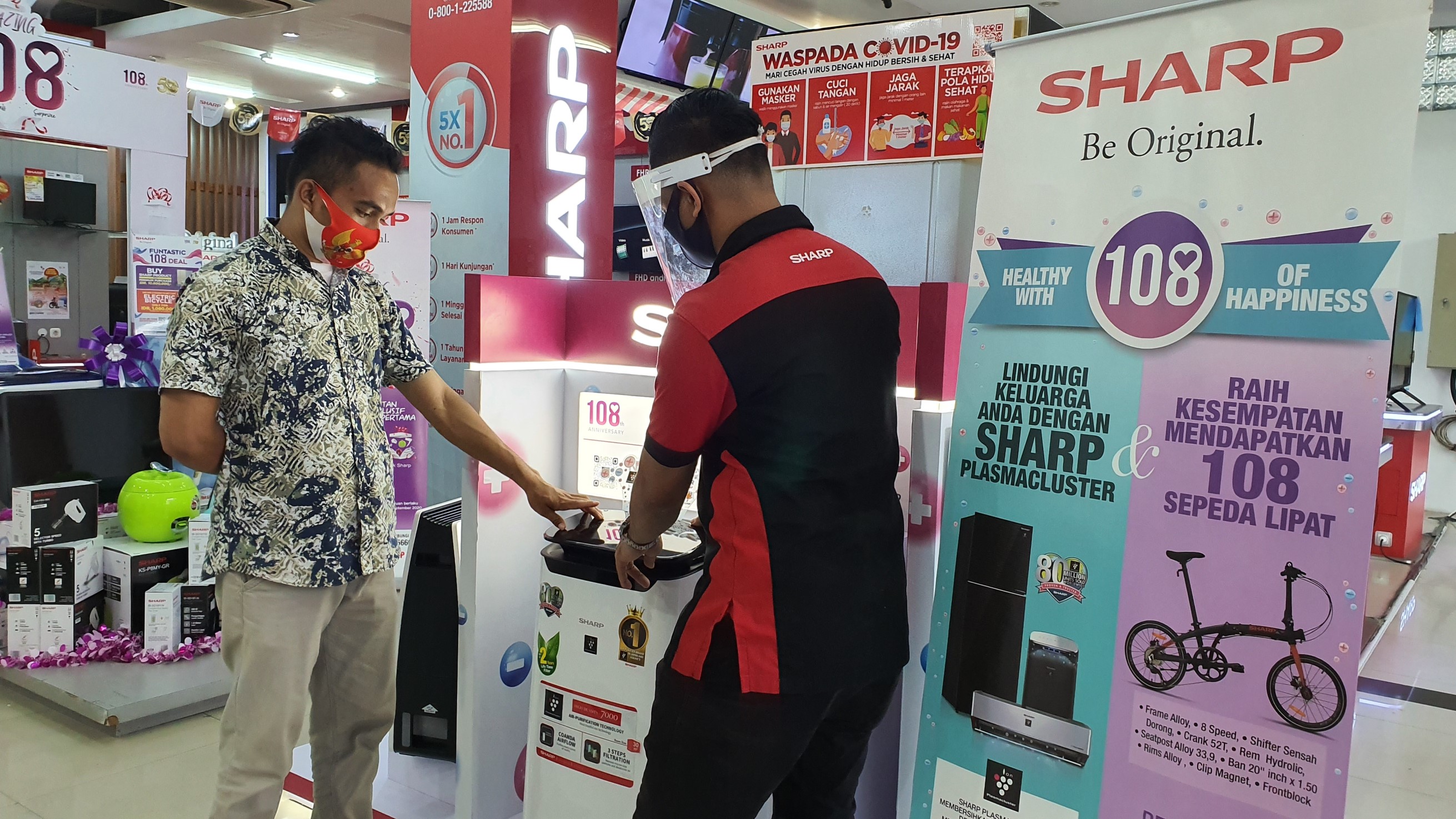 Pegawai%20Sharp%20Menjelaskan%20Fitur%20Plasmacluster%20Kepada%20Pelanggan.jpg