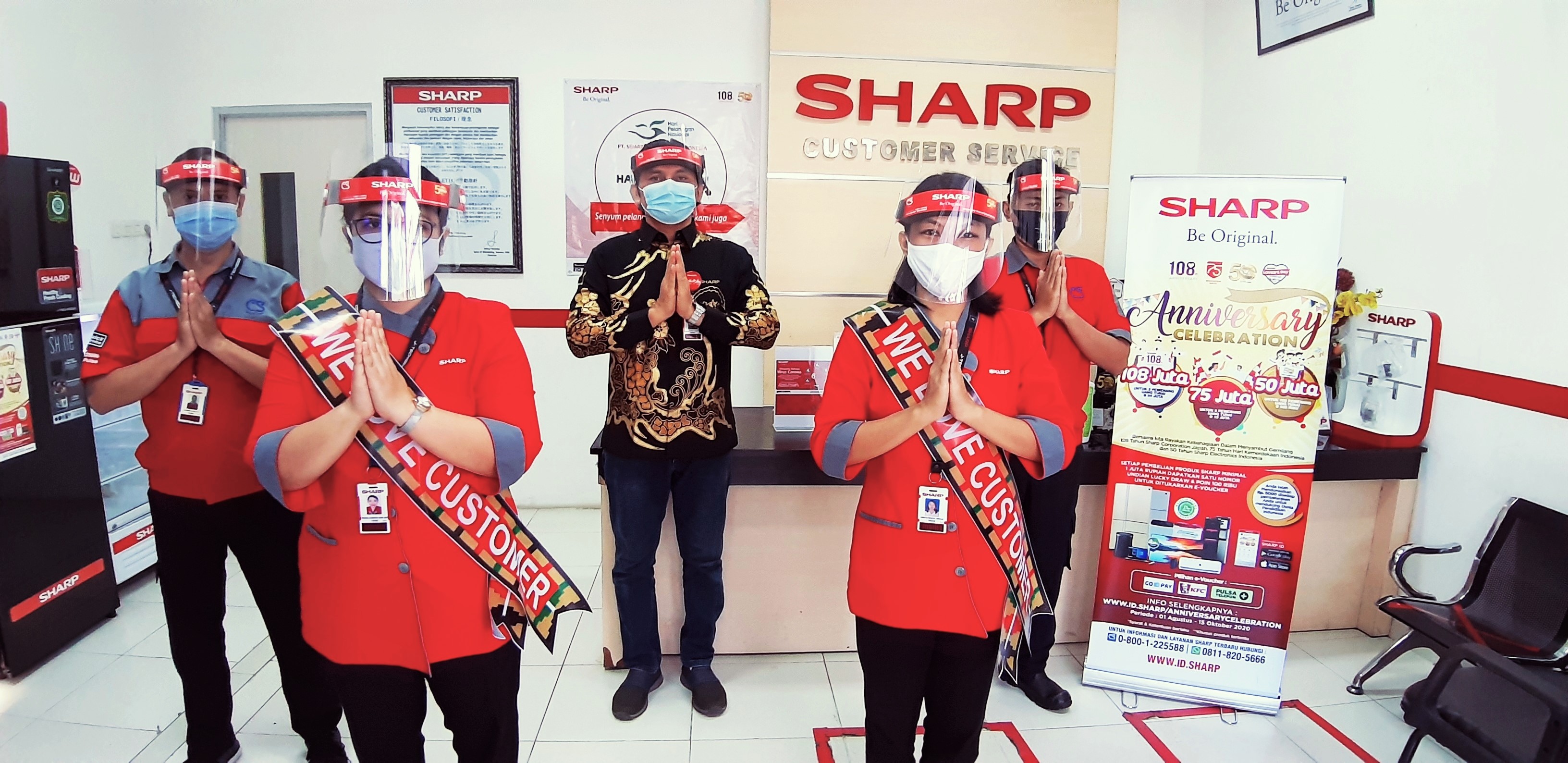 Petugas%20Customer%20Service%20Siap%20Melayani%20Pelanggan.jpg