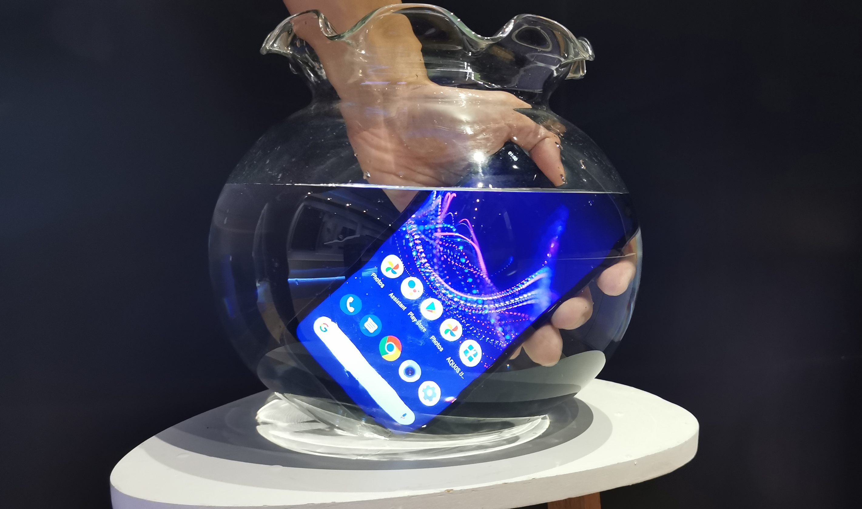 001%20-%20Sharp%20AQUOS%20Sense4%20Plus%20Memiliki%20Fitur%20Waterproof%20Sampai%20dengan%20Kedalaman%203%20Meter%20-%20Copy.jpg