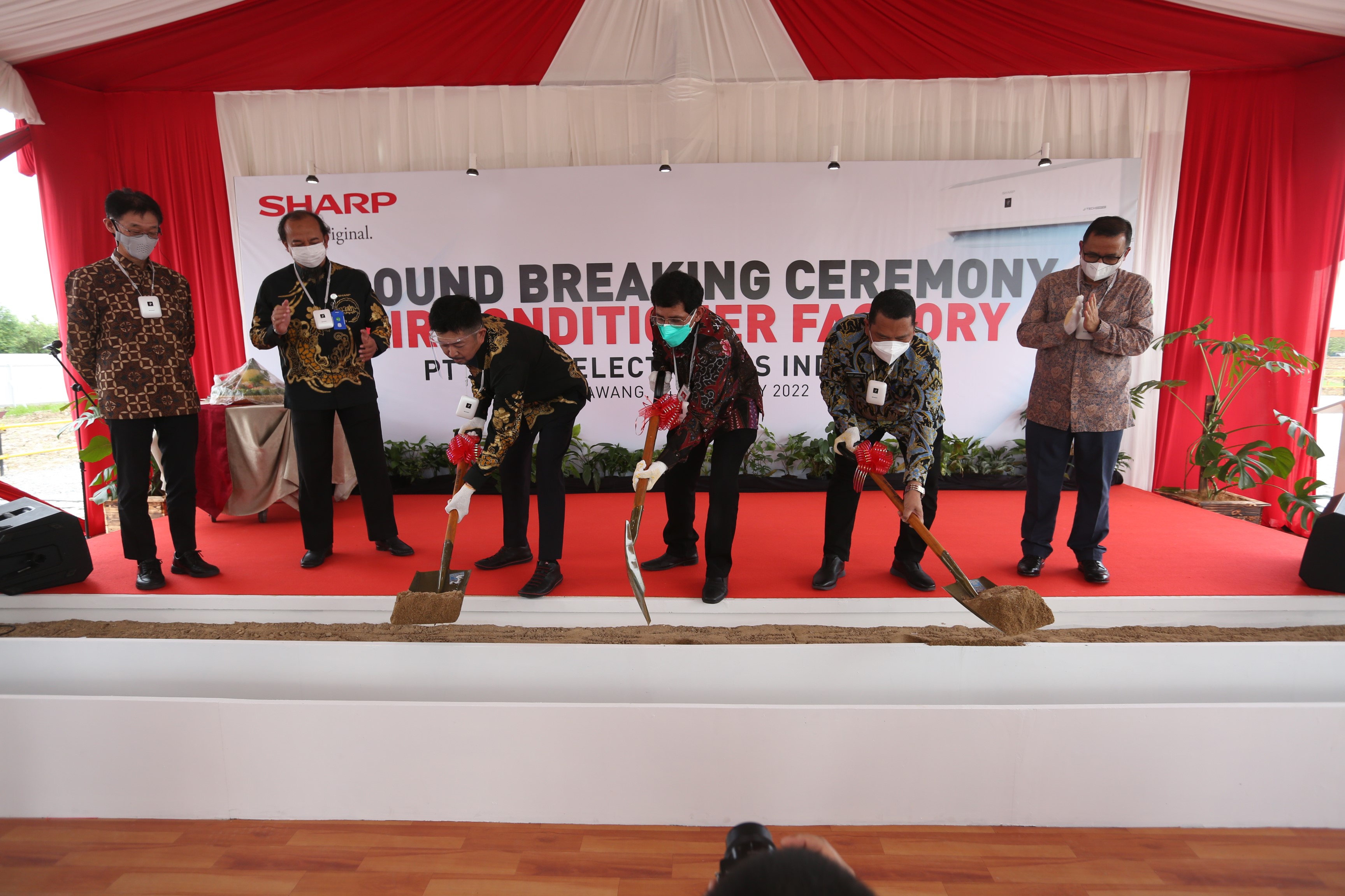 006%20-%20003.%20Seremoni%20Peresmian%20Ground%20Breaking%20Sharp%20Indonesia%20yang%20Dihadiri%20Perwakilan%20Kementerian%20Perindustrian%2C%20Kedubes%20Jepang%20dan%20Pemkab%20Karawang.jpg