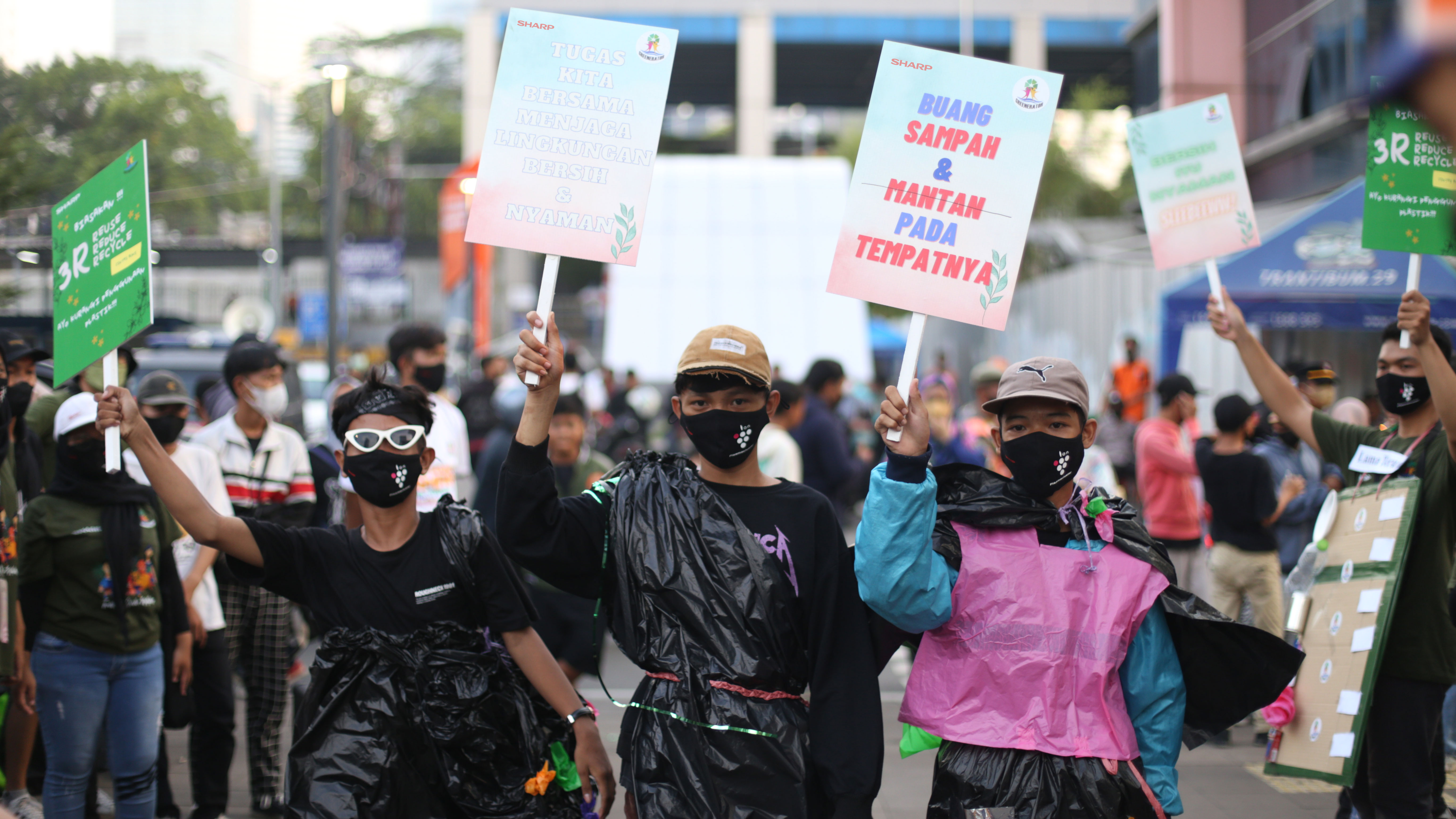 034%20-%2002.%20%20Anak-Anak%20Citayam%20Fashion%20Week%20Ditantang%20Untuk%20Bergaya%20di%20Trotoar%20Tanjung%20Karang%20Menggunakan%20Baju%20Daur%20Ulang.jpg