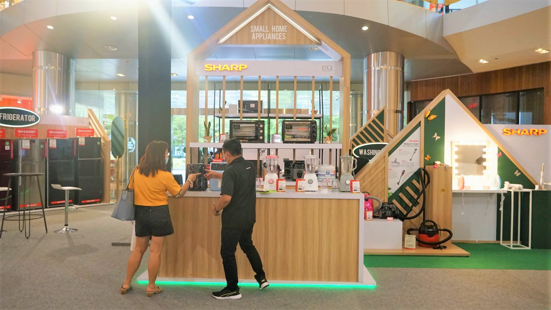 Pengunjung sedang menanykan produk Sharp